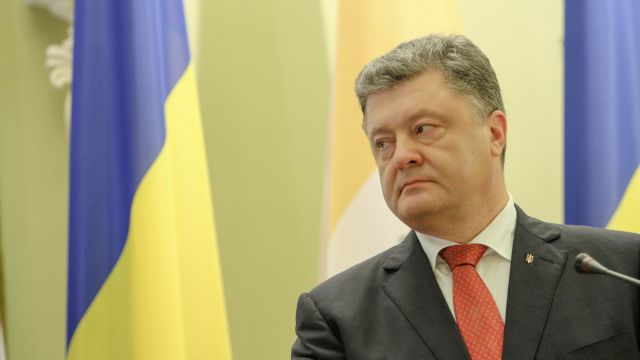 Порошенко угрожает России авиаударами Во время выступления с речью перед выпускниками Харьковского университета Воздушных Сил Порошенко заявил, что авиация Украины должна "подавить амбиции России".