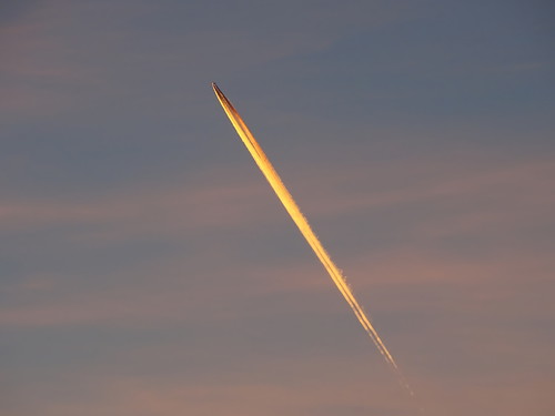 Самолёт в закатном небе