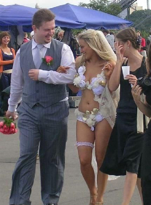 15 платьев, которые ты точно никогда бы не надела на собственную свадьбу!