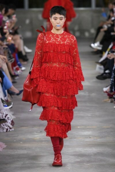 Миллион алых роз — чем нас покорила новая коллекция Valentino Pre-Fall-2019 Миллион алых роз — чем нас покорила новая коллекция Valentino Pre-Fall-2019