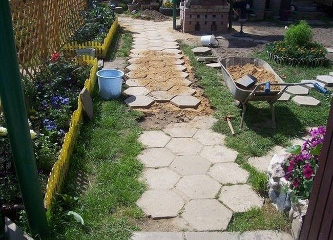 Бюджетная тротуарная плитка своими руками на дачу