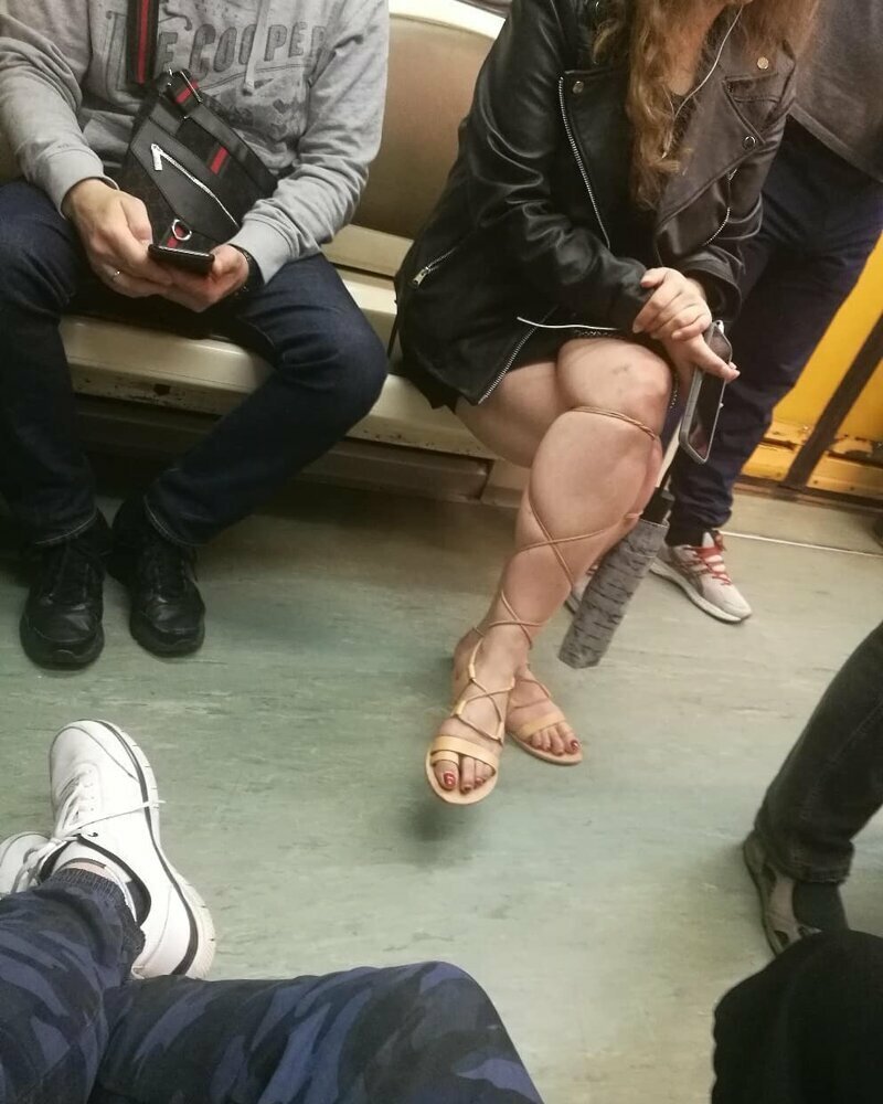 Так крепко затянула, что аж колени посинели Пассажиры метро слишком модные для этой планеты
(20 фото)