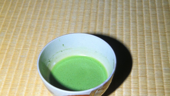 Врачи рекомендовали заменить кофе на зеленый чай, чтобы реже посещать двух специалистов
