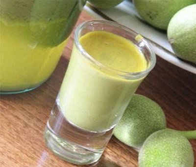 Green walnut juice perfectly strengthens the whole body
