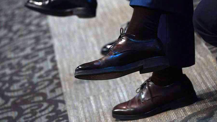 Врач рассказала о вреде привычки сидеть нога на ногу