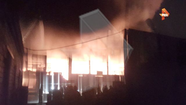 Пожар на складе лакокрасочных изделий в Москве распространился на 21 тыс кв метров
