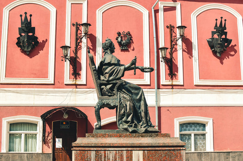 Памятник Петру I и Михаилу Сердюкову в В.Волочке