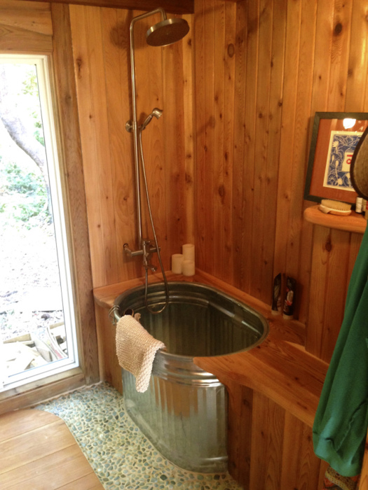 Роскошная ванная комната с дорогой деревянной отделкой.