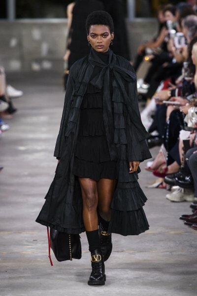 Миллион алых роз — чем нас покорила новая коллекция Valentino Pre-Fall-2019 Миллион алых роз — чем нас покорила новая коллекция Valentino Pre-Fall-2019