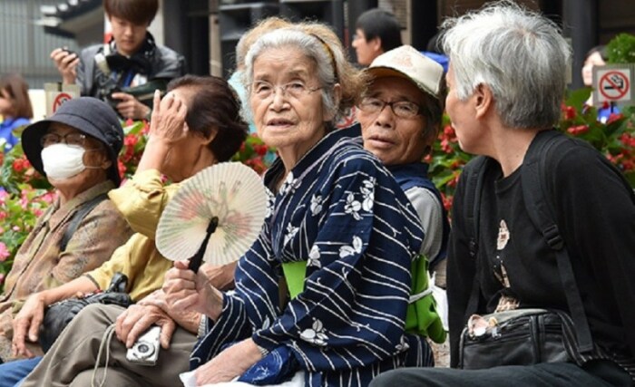 Японские старики много общаются друг с другом. /Фото: mundook.com.br