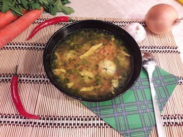 Лёгкий суп с куриными фрикадельками и яичной "лапшой"