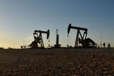 FILE PHOTO: Pump jacks operate in front of a drilling rig in an oil field in Midland, Texas U.S. August 22, 2018. REUTERS/Nick Oxford/File Photo FILE PHOTO: Pump jacks operate in front of a drilling rig in an oil field in Midland, Texas U.S. August 22, 2018. REUTERS/Nick Oxford/File Photo
