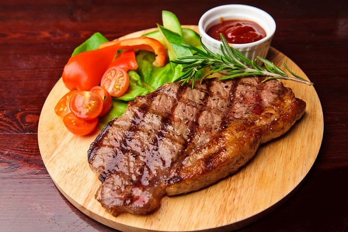 После приготовления не нужно сразу резать мясо на кусочки. / Фото: bystryerecepty.ru После приготовления не нужно сразу резать мясо на кусочки. / Фото: bystryerecepty.ru