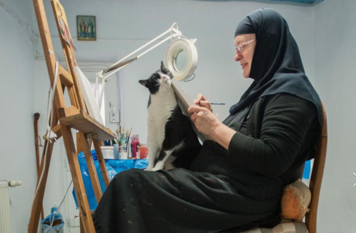 Cестра Ирини обычно пишет картины в окружении кошек. /Фото: Chiara Goia, nationalgeographic.com Cестра Ирини обычно пишет картины в окружении кошек. /Фото: Chiara Goia, nationalgeographic.com