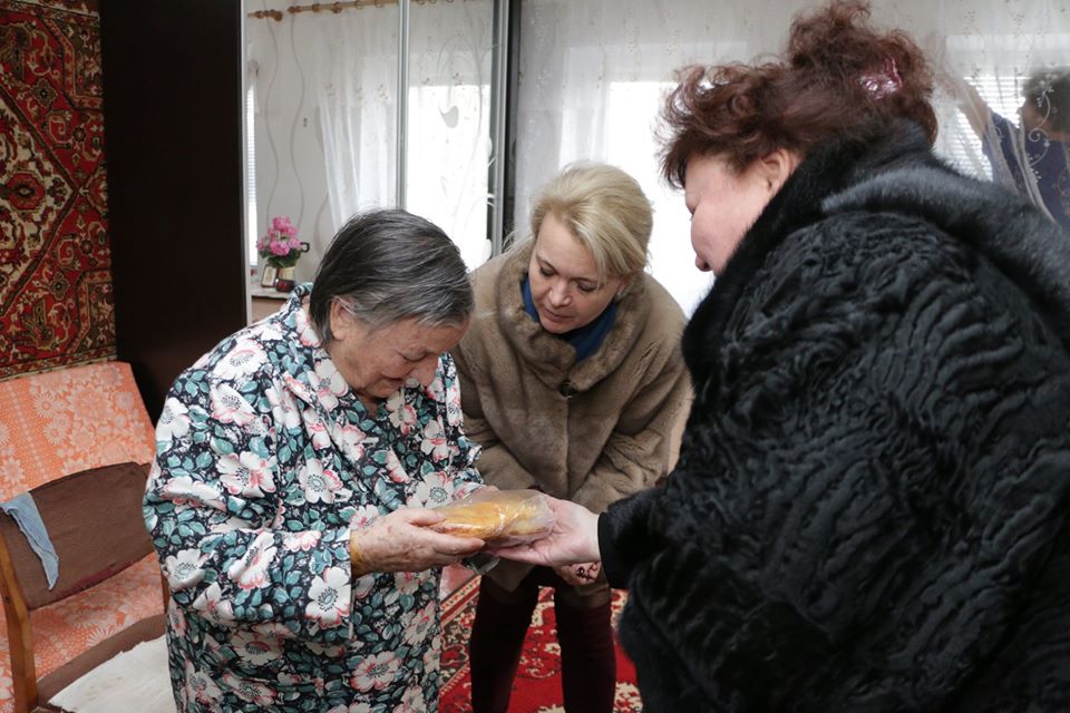 Крымские чиновницы в шубах подарили блокадникам батон