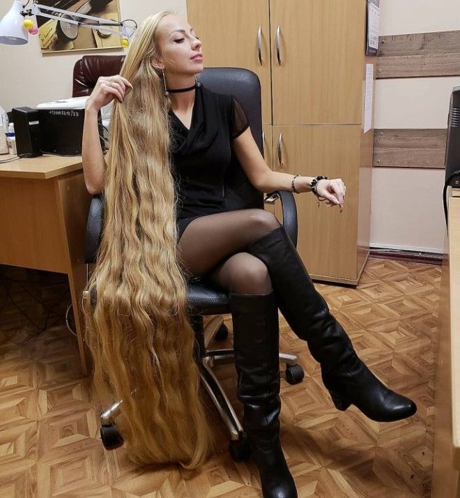 Вот как выглядят волосы девушки которая не стриглась целых 28 лет
