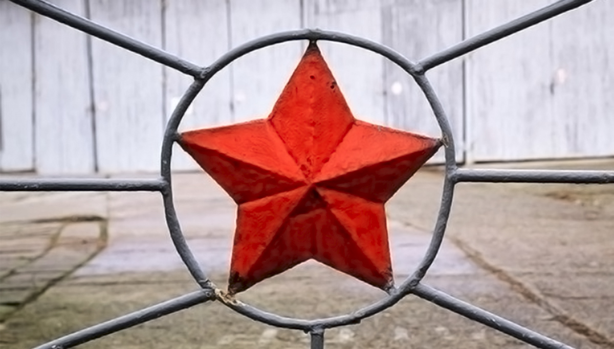 Донские казаки начали демонтировать советскую атрибутику со станций ростовского метро Донские казаки начали демонтировать советскую атрибутику со станций ростовского метро