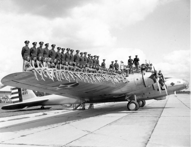 Boeing XB-15 с моделями в купальниках на крыле. США,1940-е история, люди, мир, фото