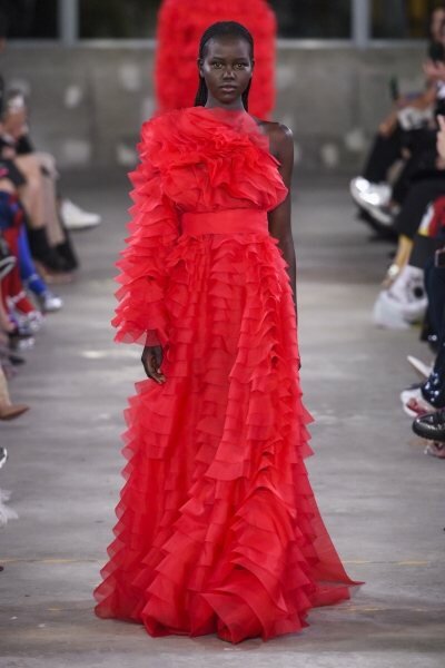 Миллион алых роз — чем нас покорила новая коллекция Valentino Pre-Fall-2019 Миллион алых роз — чем нас покорила новая коллекция Valentino Pre-Fall-2019