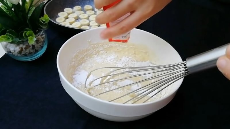 Известный рецепт пирога на сковороде с 1 яйцом