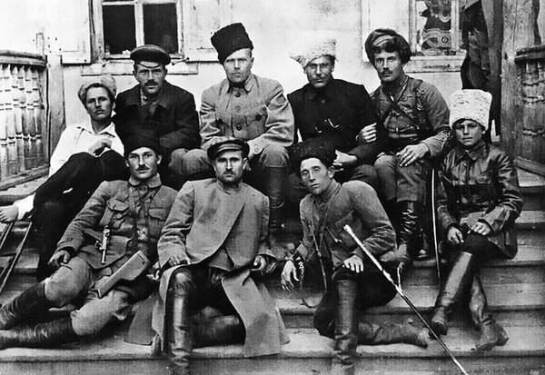 Второй слева в нижнем ряду — Семен Каретник. Анархист-коммунист с 14‑летнего возраста познакомился с Махно по возвращении того с каторги и с тех пор стал одним из лучших друзей и «правой рукой» Нестора.