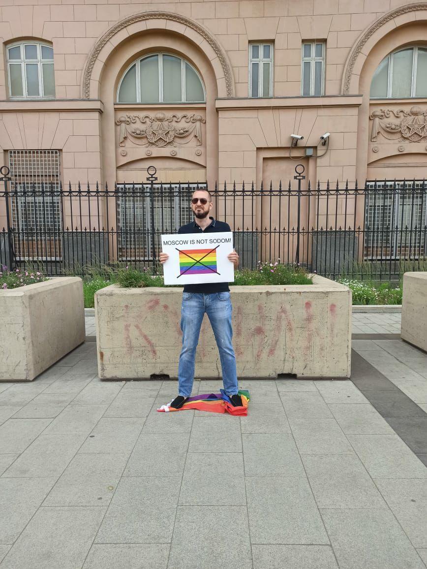 В Москве пройдут одиночные пикеты против ЛГБТ - ценностей в мире.