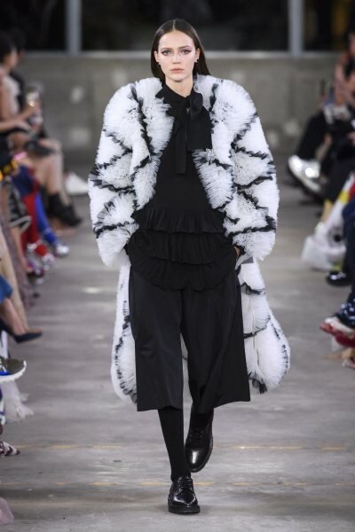 Миллион алых роз — чем нас покорила новая коллекция Valentino Pre-Fall-2019 Миллион алых роз — чем нас покорила новая коллекция Valentino Pre-Fall-2019