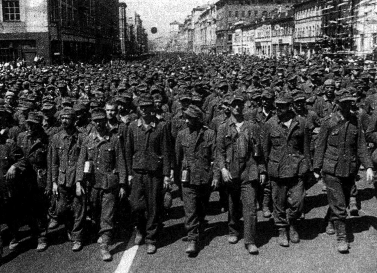 История Тверской улицы: от домов на рельсах до погромов и поцелуев