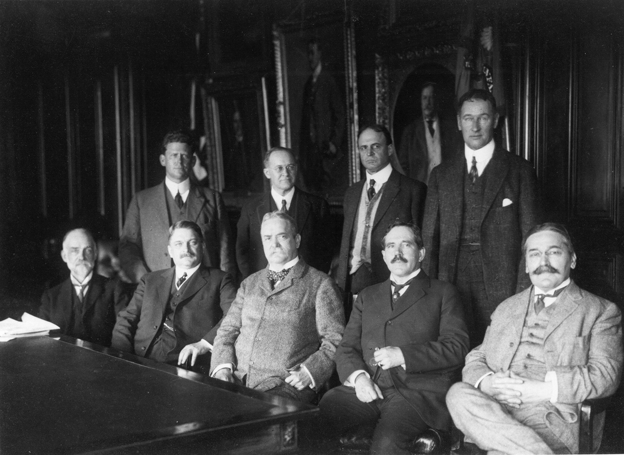 Первая встреча членов Национального совещательного комитета по аэронавтике (1915 год), которая в последствии была заменена на НАСА. (NASA on The Commons)