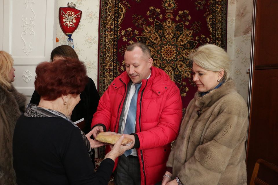 Крымские чиновницы в шубах подарили блокадникам батон
