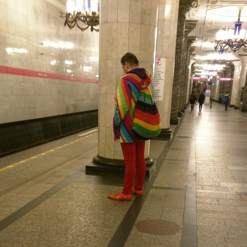 ЛГБТ уже и в Питере? Пассажиры метро слишком модные для этой планеты
(20 фото)