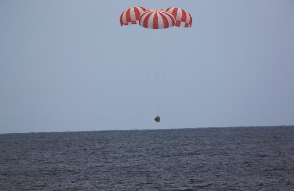 Космический грузовик SpaceX приводнился в Тихом океане Космический грузовик SpaceX приводнился в Тихом океане