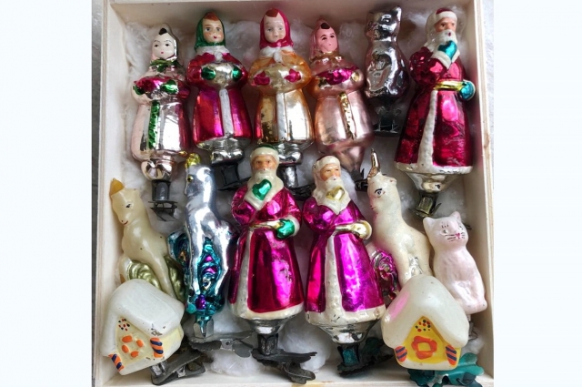 Стеклянные новогодние игрушки.