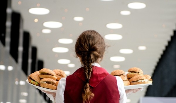 Эксперты рассказали, действительно ли полезны готовые к употреблению салаты