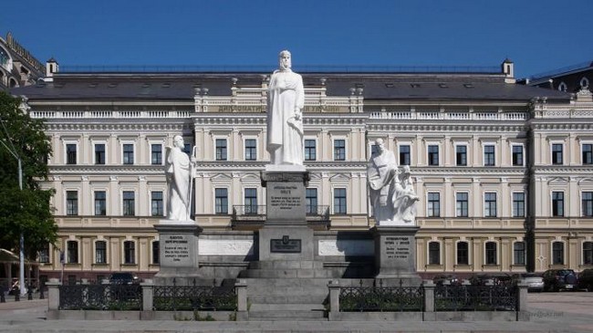 Памятник княгине Ольге, апостолу Андрею, просветителям Кириллу и Мефодию Памятник княгине Ольге, апостолу Андрею, просветителям Кириллу и Мефодию