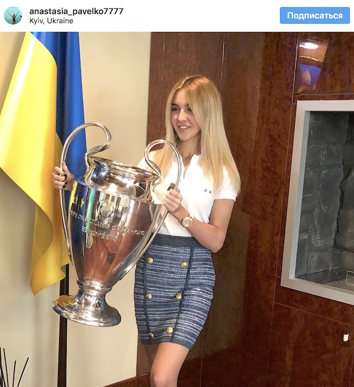 Президент Федерации футбола Украины нарушил правила УЕФА и дал ребенку поиграть с кубком Лиги чемпионов Президент Федерации футбола Украины нарушил правила УЕФА и дал ребенку поиграть с кубком Лиги чемпионов