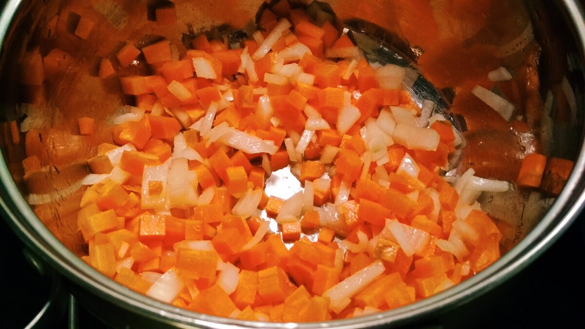 Обжариваем нарезанные морковь и лук.