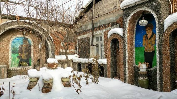Стены дома тоже украсил Левон. /Фото со страницы музея в Facebook Стены дома тоже украсил Левон. /Фото со страницы музея в Facebook