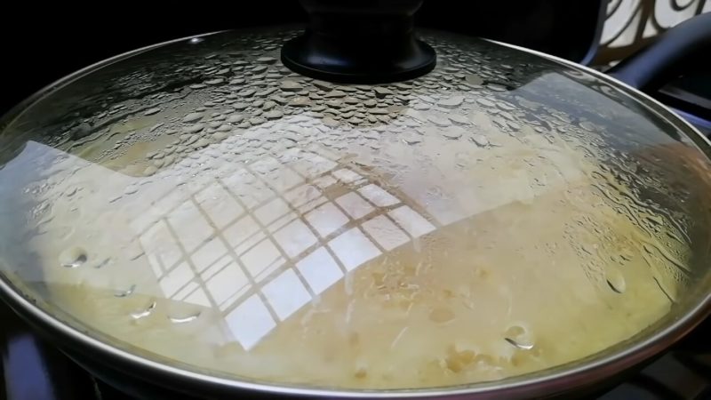 Известный рецепт пирога на сковороде с 1 яйцом