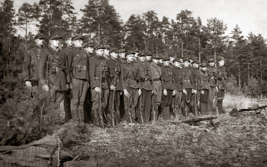 Dainavos apygardos vadas Adolfas Ramanauskas-Vanagas (rikiuotÄje pirmas) Å arÅ«no rinktinÄs vizitacijoje. Antroje eilÄje pirmas â Benediktas LabÄnas-KariÅ«nas, paskutinis â Juozas Gegužis-Diemedis