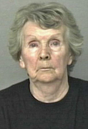 82-летняя пенсионерка приревновала мужа и нанесла ему 13 ударов портновскими ножницами