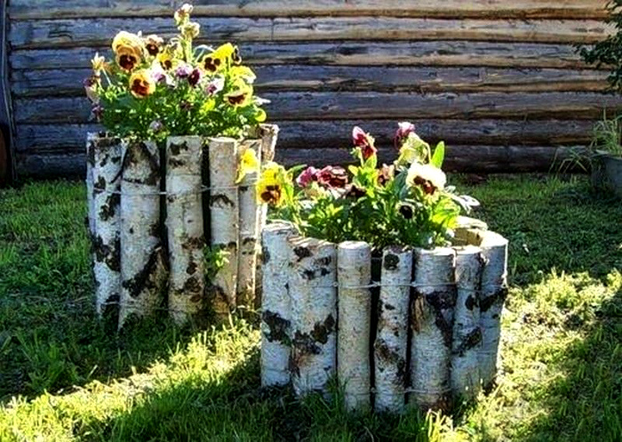 Клумбы с березовыми бортиками. | Фото: Pinterest. 17 фантастических идей, которые помогут преобразить дачу без больших затрат
