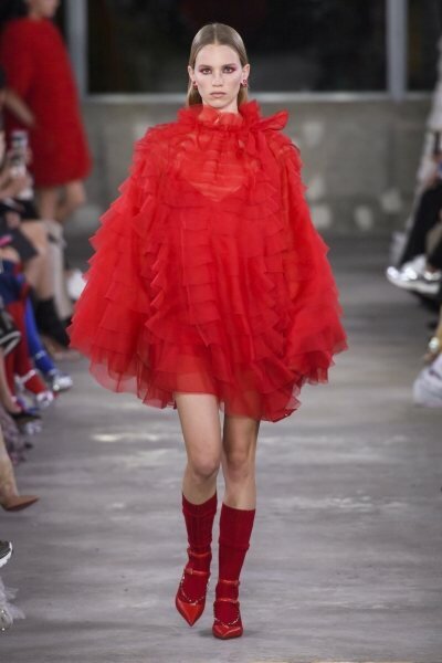 Миллион алых роз — чем нас покорила новая коллекция Valentino Pre-Fall-2019 Миллион алых роз — чем нас покорила новая коллекция Valentino Pre-Fall-2019