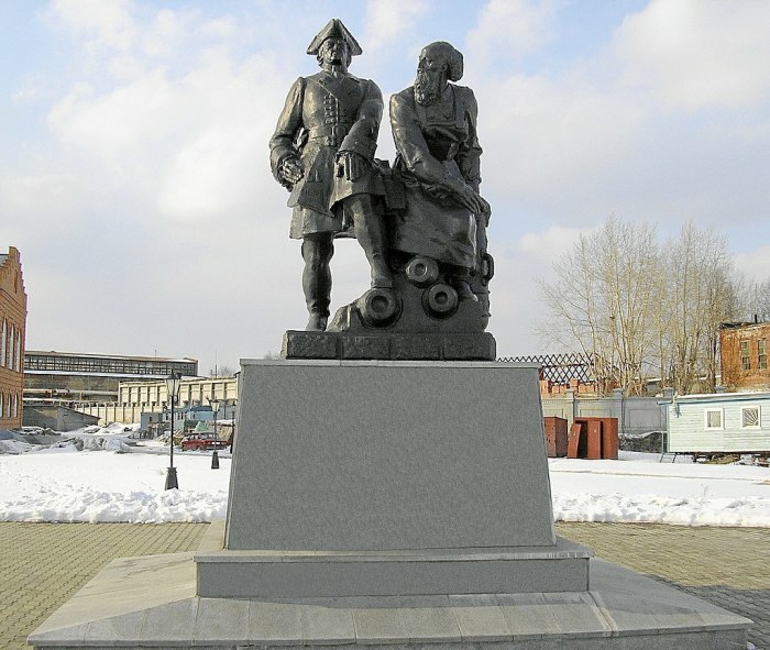 Памятник Петру I и Никите Демидову в Невьянске (Свердловская обл.). Фото: wikipedia.org Памятник Петру I и Никите Демидову в Невьянске (Свердловская обл.). Фото: wikipedia.org