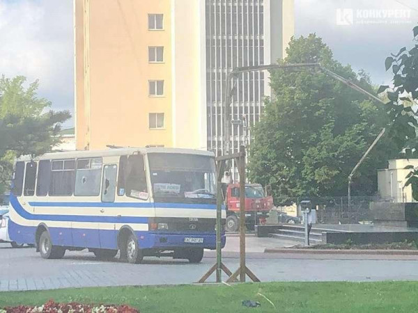 Террорист захватил автобус с заложниками на Украине (ВИДЕО, ФОТО)