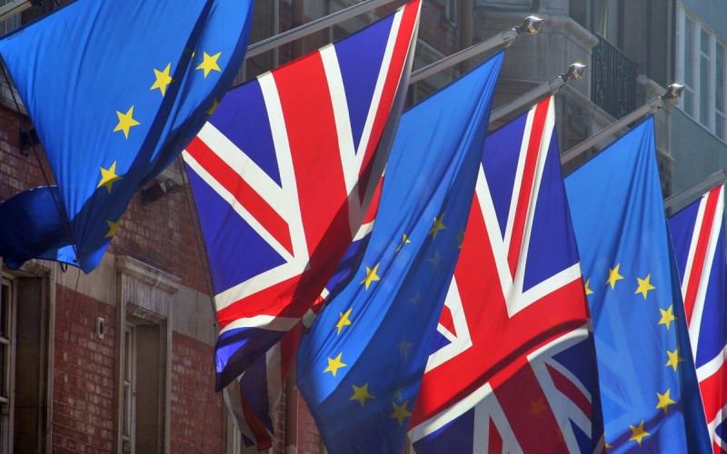 http://newsmaker.md/pic/pictures/2015-10-19/british_and_eu_flags1-800x500_c1.jpg