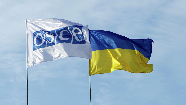 Флаги ОБСЕ и Украины. Архивное фото