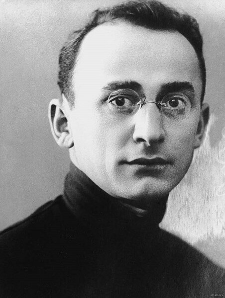 Лаврентий Берия в начале чекистской карьеры, 1920-е годы. Автор: неизвестен - http://www.e-reading.link/bookreader.php/89828/Prudnikova_-_Beriya,_posledniii_rycar'_Stalina.html, Общественное достояние, https://commons.wikimedia.org/w/index.php?curid=37853711
