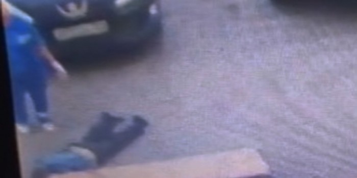 СК заинтересовался видео, на котором сотрудники скорой тащат пациента за шиворот