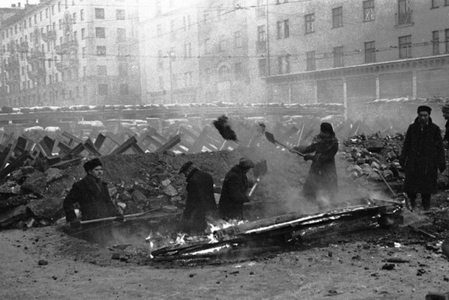 Жители Москвы сооружают баррикады на улицах города. 15 ноября 1941 года. история, люди, мир, фото